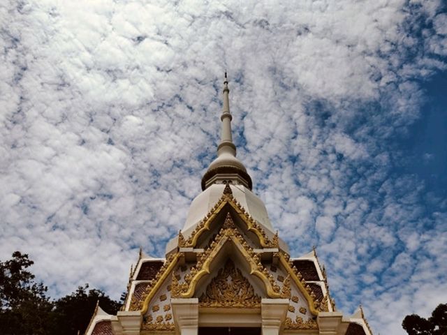 ไหว้พระริมทะเล🙏 สูดลมหายใจให้เต็มปอดที่หัวหิน 🌊