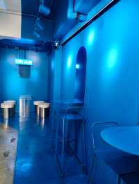 曼谷| 這間藏有明星足時尚科技 藍色咖啡酒吧｜LOVEiS Café & Bar