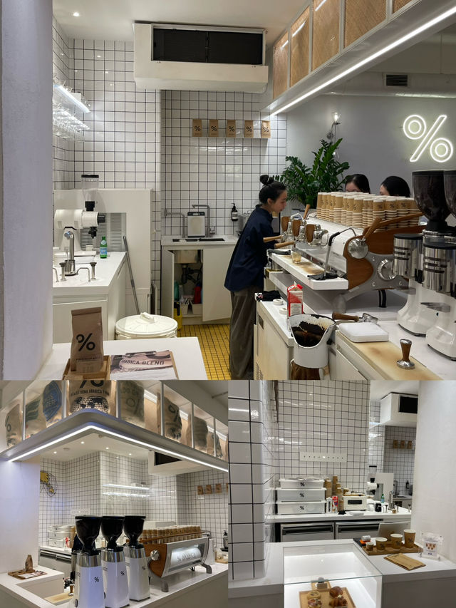 在胡志明咖啡公寓露台上，吹着微風