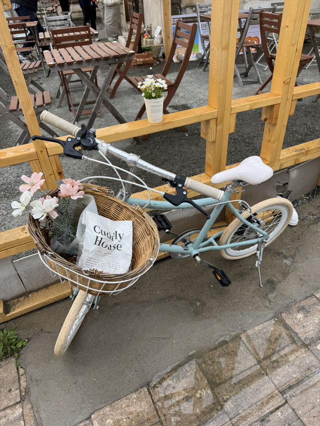 お花がたくさん飾られているフラワーカフェ💐