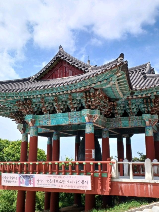 산길 따라 걷는 고요한 사색의 시간