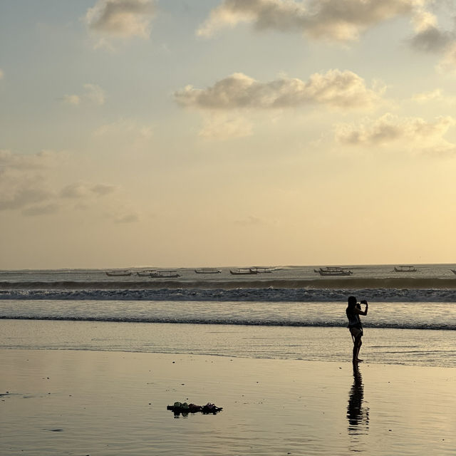 Kuta Beach: Where the Sky Says Goodnight in Gold✨💛
