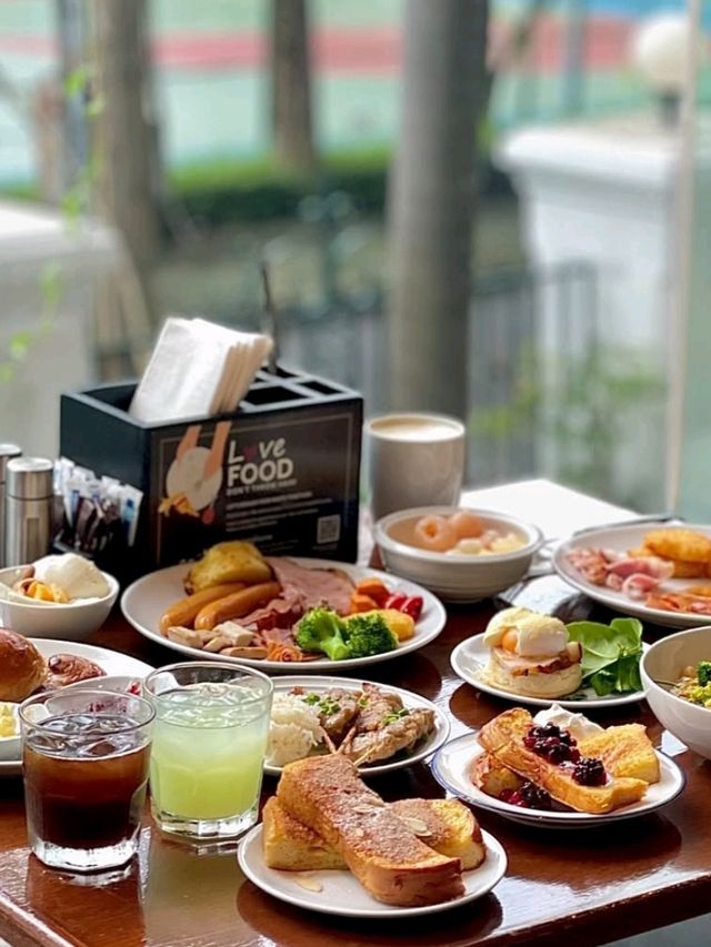 👑 A Royal Stay in the Heart of Bangkok! 🌴🌆✨