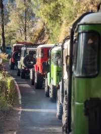 【前往 Mt. Bromo 的路上，不只是一段「交通」🚙🗻】 這趟不是單純的移動，而是一場穿越火山沙海的冒險旅程。
