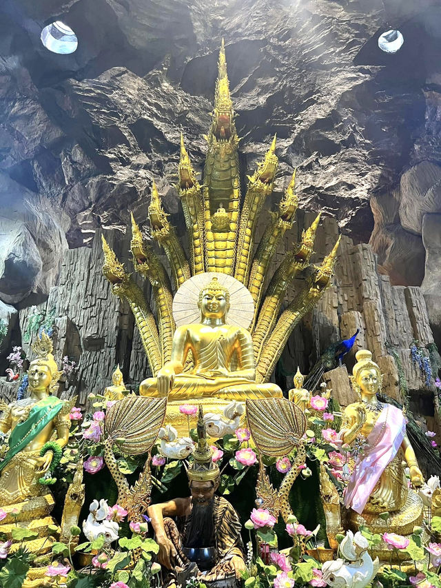 歴史と伝説が息づく寺院、ワット・マニウォンでタイの心に触れる。🐉🙏
