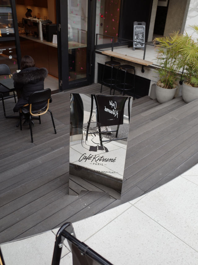 🌟【青山 Café Kitsuné（カフェ キツネ）】和モダン空間で愉しむ、こだわりの一杯とスイーツ🎨