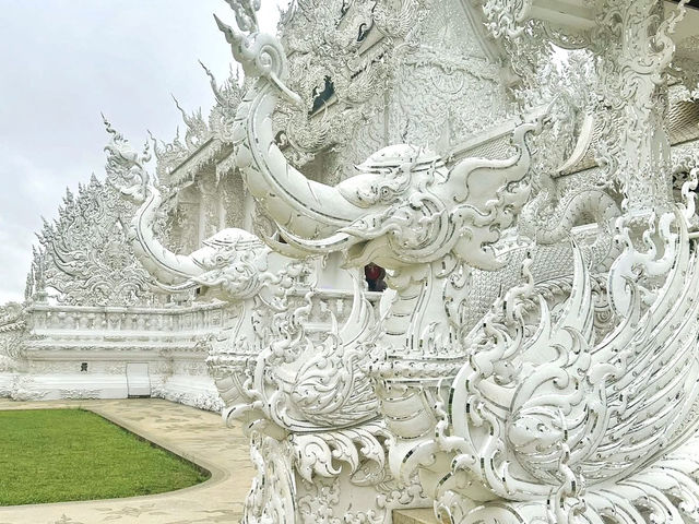神秘的な白の寺院、ワット・ロンクンで幻想的な世界を体験しよう✨