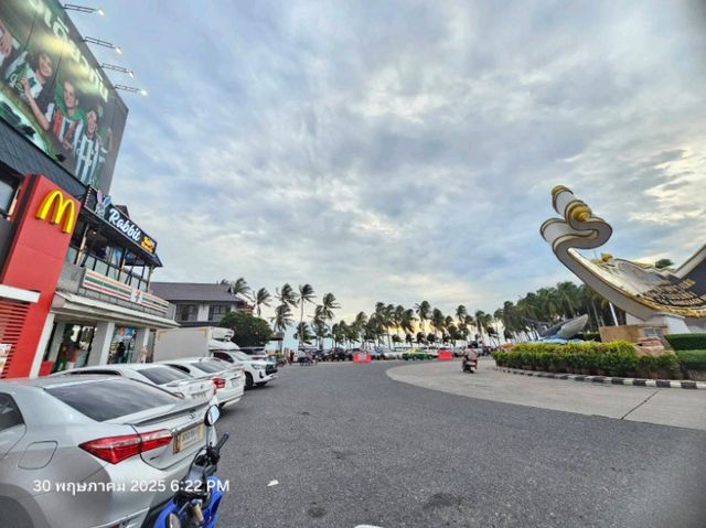 🍔🌊 "McDonald’s บางแสน – เบอร์เกอร์ไก่ริมทะเล
