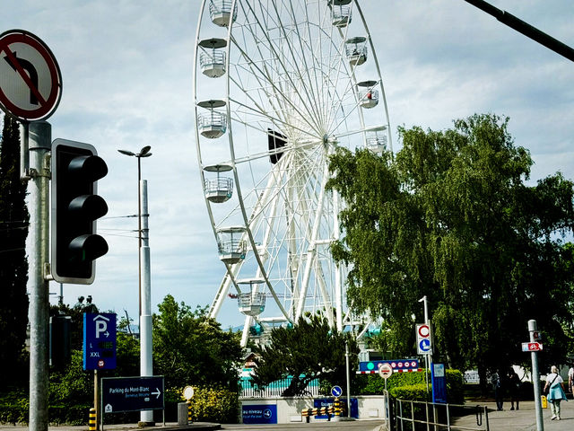 Scenic Ride Along the Lake – A Relaxing Geneva Mini Train Experience