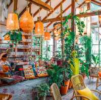คาเฟ่และร้านอาหาร Vibe ดีริมสระบัวร่มรื่น