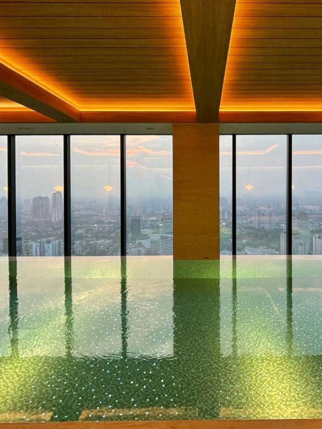 🇮🇩🏙️ Skyline Magic: Live the Suite Life at The Langham Jakarta! ✨🍸