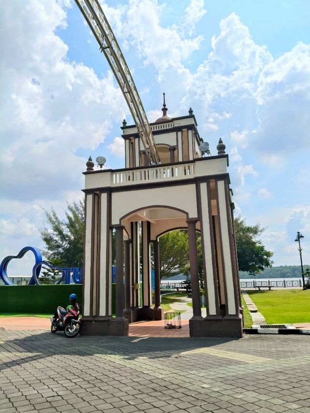 Muar's Hidden Gem: Find Your Peace (and Fun!) at Tanjung Emas Park!