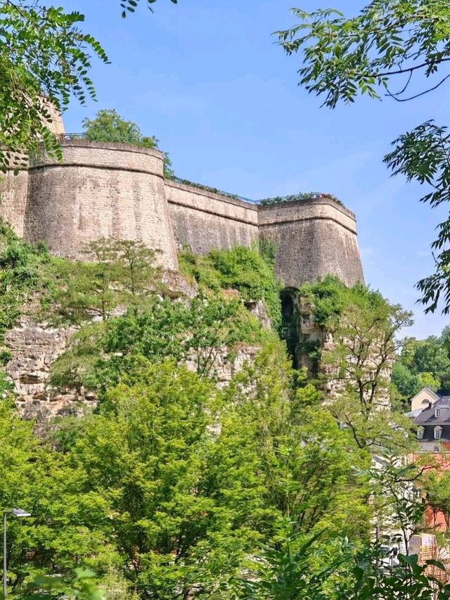 🇱🇺💼 Luxembourg on a Budget: Small Country, Big Win! 🏰✨