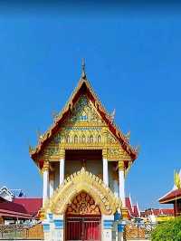 วัดอ่างทองวรวิหาร เป็นพระอารามหลวงชั้นตรี