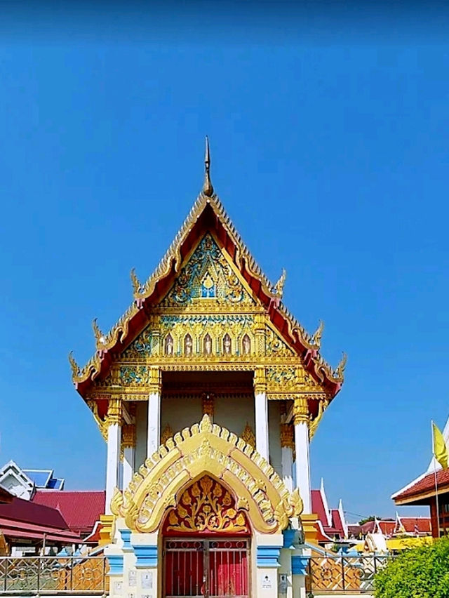 วัดอ่างทองวรวิหาร เป็นพระอารามหลวงชั้นตรี