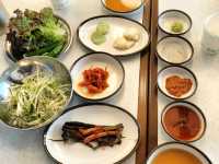 東大門の近くにあるミナリ（セリ）サムギョプサルのお店