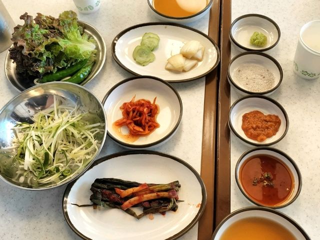 東大門の近くにあるミナリ（セリ）サムギョプサルのお店