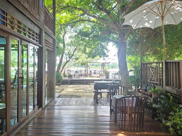 ลิบตา คาเฟ่ บ้านไม้ริมน้ำ สงบ ร่มรื่น เบาๆ สบายๆ