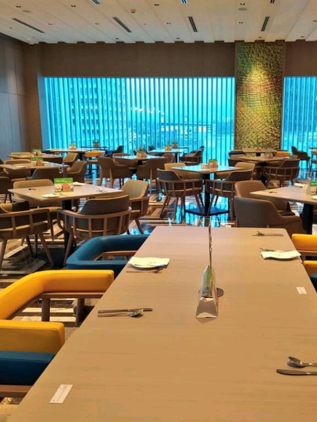 🏨🌟 Holiday Inn Johor Bahru – Comfort in the City’s Heart! 🇲🇾🛏️