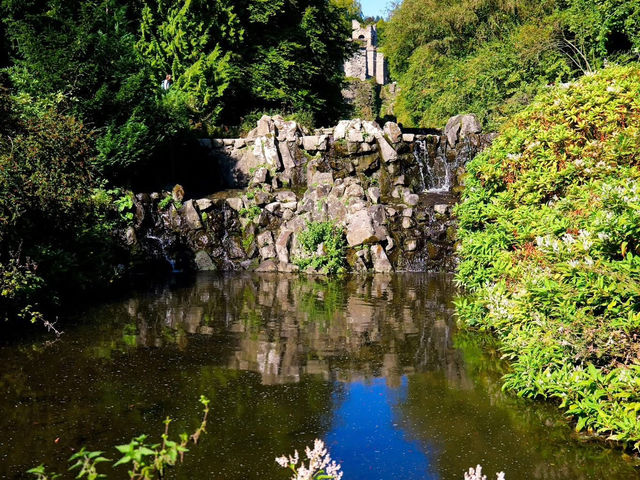 ヘラクレス像と壮大な噴水が織りなす夢の公園✨🌿