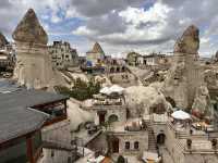 【Göreme Townscape／ギョレメ街並み｜洞窟群とティ・タウンが織りなす“地平線のパッチワーク”】