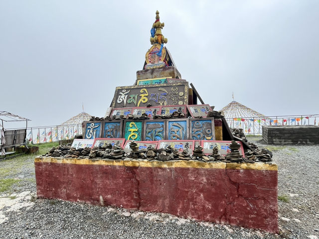  📍 G318 Nima Sacred Mountain Service Area – A Unique Tibetan-style Stop at 4668m