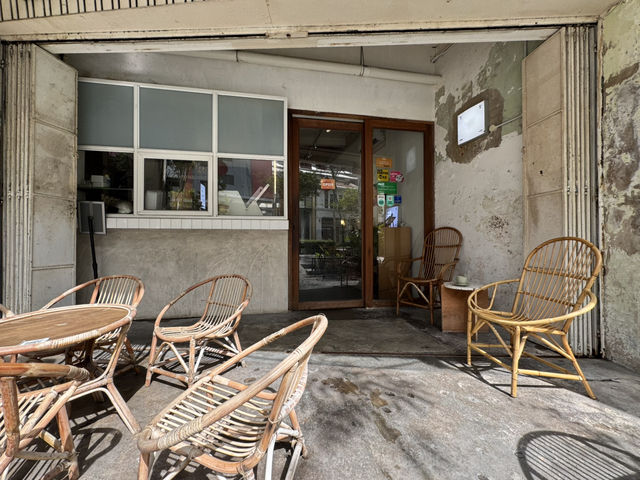 ☕ Nostalgic Mornings at Le Cafe