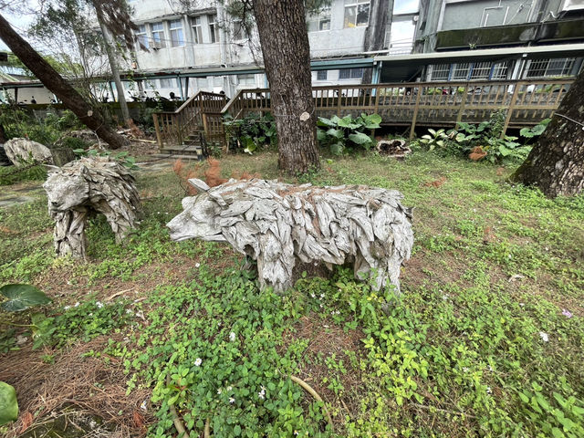 走進臥松園區