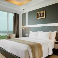 Refined Horizons and Serene Luxury