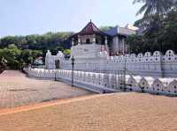 Explore the Historic Sri Dalada Maligawa Temple in Kandy, Sri Lanka