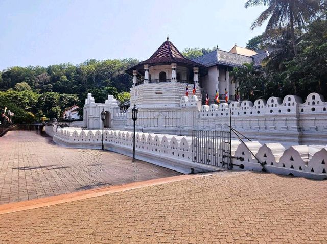 Explore the Historic Sri Dalada Maligawa Temple in Kandy, Sri Lanka