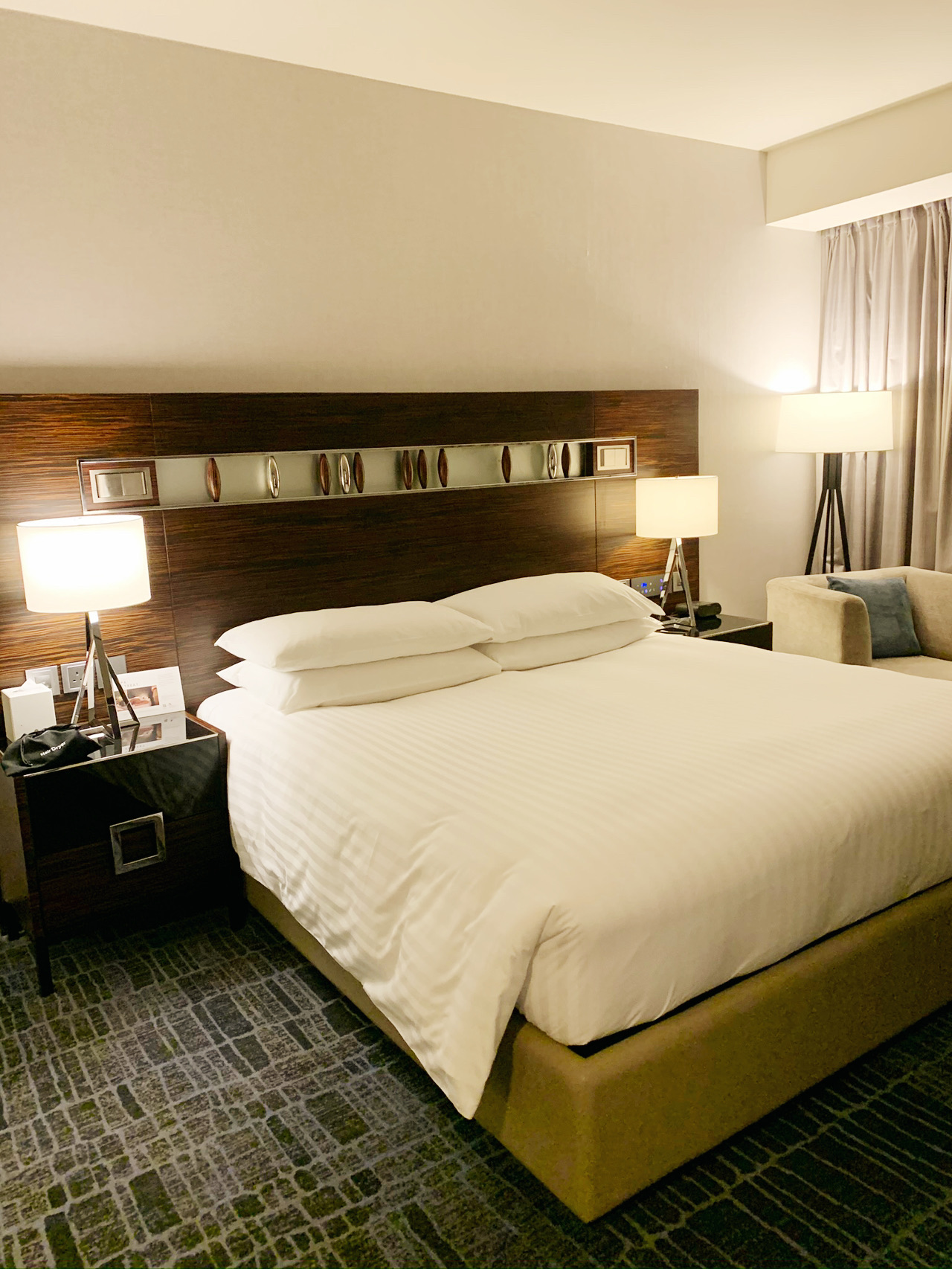 Located right next to Hong Kong International Airport, the Hong Kong SkyCity Marriott Hotel offers a resort-like experience despite its proximity to the airport. Perfect for transit stays or as a base for exploring Lantau Island, its prime location is complemented by the convenience of a free shuttle bus from the airport, ensuring a stress-free start or end to your journey.

The guest rooms feature large windows that let in natural light and offer stunning views of the airport or the South China Sea. With calming interiors and comfortable beds, they are ideal for unwinding before or after a flight. The hotel also boasts an indoor pool, spa, and fitness center, allowing guests to enjoy a relaxing and fulfilling stay even with limited time.

Additionally, the hotel provides easy access to the adjacent AsiaWorld-Expo, making it a popular choice for event attendees. The on-site restaurants serve a wide range of dishes, from authentic Cantonese cuisine to international flavors, enhancing the overall experience of your stay.

Hong Kong SkyCity Marriott Hotel goes beyond the concept of an "airport hotel," seamlessly combining luxury and convenience. Why not indulge in a unique and lavish experience during your travels?