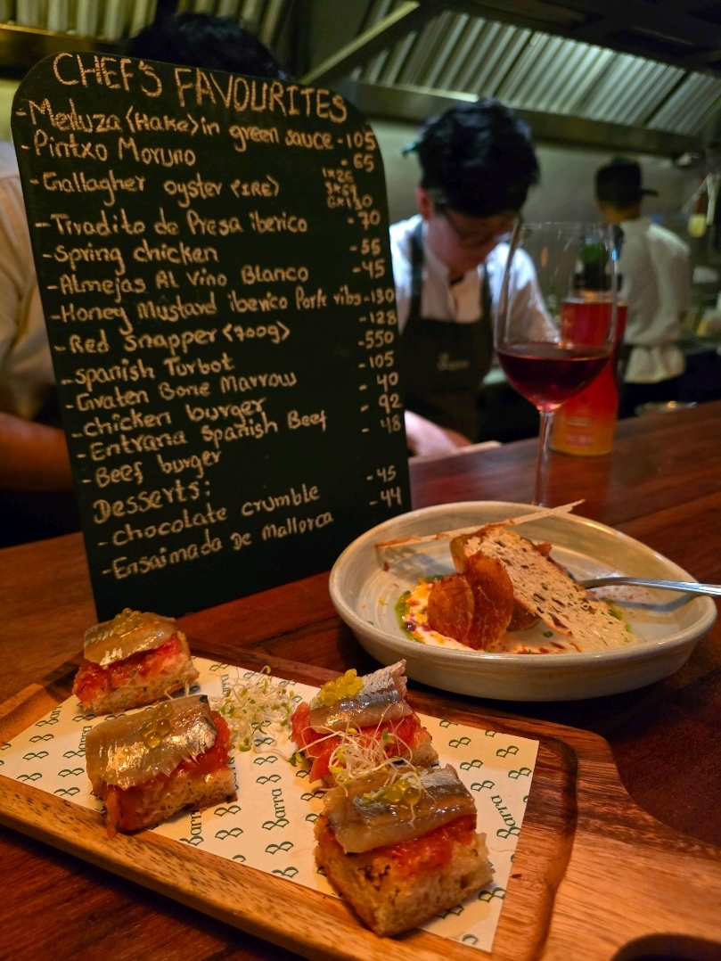#September Good Places 2025
This September flash Kuala Lumpur 4-day food tour at Chinatow
ntz Factory Street even had an amazing meal of Spanish cuisine, actually accidentally passing by to see this restaurant packed and very atmospheric, so decided to book a place for dinner the next day!

This restaurant focuses on Spanish Tapas, most of the seats are bar tables, facing the open kitchen area, in front of enough to watch the busy chefs 👨🏻🍳 very tacitly cook out a variety of delicacies 🥘, and immediately delivered to you, is quite a good dining experience.

Tonight I ordered smoked Mediterranean sardines🐟, oily seaweed with egg yolk Iberian ham🍖, olive oil garlic chili shrimp🦐 and charcoal grilled lamb chops🐑.

In Kuala Lumpur, in addition to bak kut teh, Nyonya cuisine, curry noodles, there are such excellent Spanish cuisine 👍🏻.

📍Address: 158 Jalan Petaling, City Center, KL
💰 Average consumption per person: about 250 horses

#Kuala Lumpur Restaurants #Kuala Lumpur Food