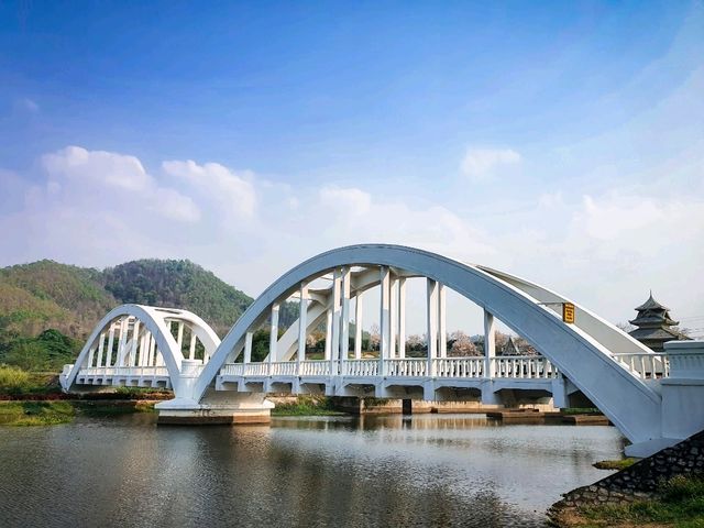 🌉 สะพานขาวแม่ทา – แลนด์มาร์กสุดคลาสสิกกลางขุนเขา