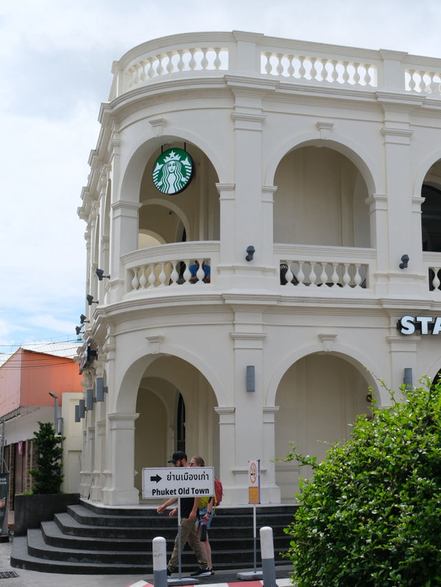 🌴☕ Starbucks Phuket Old Town – คาเฟ่เชนในตึกชิโนโ