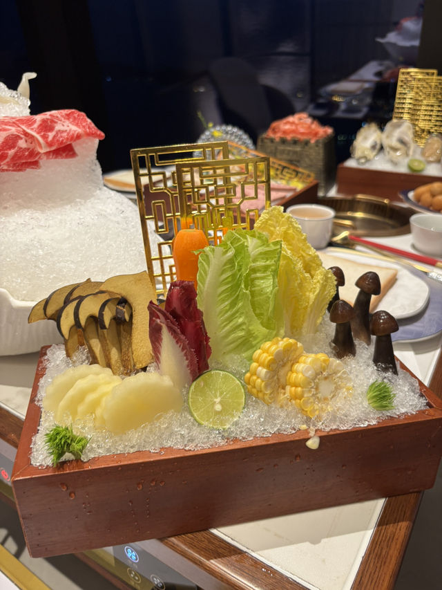朝天門滾滾紅油美食靚景：享受101樓高空非遺火鍋