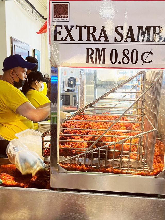 Village Park Restaurant: The Legendary Nasi Lemak of Damansara! 🌿🍛