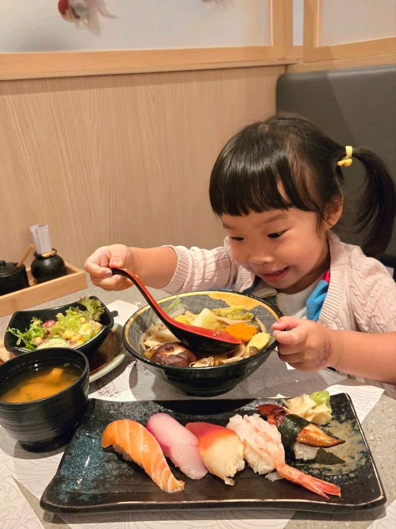 Bringing kids along? Comfort is the top priority. This Japanese restaurant offers spacious seating and excellent service. It's rare to find such great service these days! 🥲

Their lunch sets start at just $68, including salad, a main dish, and miso soup. The Salmon and Crab Roe Rice Bowl is only $78! You can also add sides and drinks, with Chawanmushi for just an extra $10. It's really worth it! 👍 Plus, no additional service charge during lunch hours!

Sushi & Udon Set $78
Choose from 3 combinations. I picked red shrimp, eel, yellowtail, salmon, and surf clam. The sashimi is fresh, and each piece of sushi is generously sized.

Prawn Tempura Udon $88
Comes with eggplant, pumpkin, shiitake mushrooms, and two large prawns. The tempura is freshly fried and crispy, and the udon is served in a large portion, very filling.

Yuyu Sushi
📍Address: Shop 2, 1/F, Heya Delight, 399 Castle Peak Road