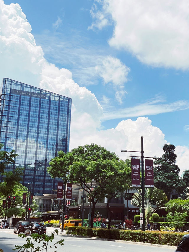 🏙️ Uptown Mall Manila: Where Futuristic Architecture Meets Tropical Urban Chic! 🌴