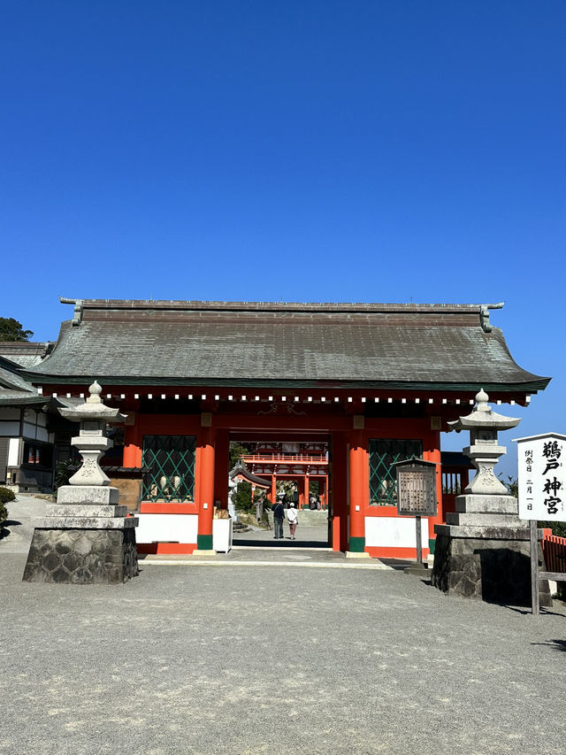 絶壁に位置する神社 本殿は洞窟の中に・・