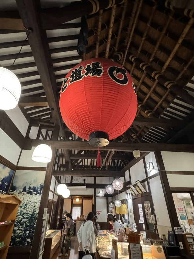 蕎麦打ち体験ができる蕎麦屋さん 窓から紅葉も・・