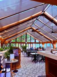 山丘上「大自然與文物」結合的玻璃屋餐廳