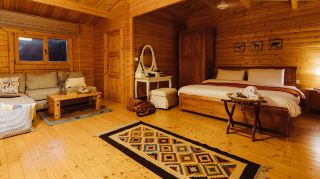 在山風度假酒店 (Mountain Breeze Lodge & Resort) 體驗溫暖宜人的山間氛圍。

🏔️💚✨

如果您正在尋找一個溫暖舒適、彷彿時間靜止的休憩之所，山風度假酒店 (Mountain Breeze Lodge & Resort) 將是您心靈的完美歸宿。抵達這裡，彷彿踏入另一個世界——一個充滿清涼空氣、松林沙沙作響、員工熱情友善的世界。 💕

度假酒店的設計簡約而不失溫馨舒適，處處洋溢著自然氣息。客房乾淨寬敞，陽台可飽覽壯麗的山景、松林和晨霧。 🌲🌤️

床鋪柔軟舒適，讓您不想起床；蓬鬆的枕頭更是無比愜意。現代化的浴室配備充足的熱水，完美契合涼爽的山間空氣。

亮點絕對是度假村的“全景咖啡廳”。 ☕✨

您可以一邊品嚐熱可可或抹茶，一邊欣賞太陽緩緩升起在山脈之上。這小小的享受，就能讓平凡的一天瞬間變得特別。 🧡

🗺️ 如何前往山風度假村

比您想像的更便捷！沿途的風景更是錦上添花！

🚗 自駕

從市區出發，走主路。

接近山區時，道路略微蜿蜒，但寬闊且安全。

度假村的指示牌清晰可見；只需沿著道路直行即可。

🚌 搭乘巴士+共乘

從主要巴士站搭乘巴士前往區鎮。

然後搭乘共乘上山。路程不長，沿途還能欣賞美麗的自然風光。

✈️ 從機場出發

從機場到度假村大約需要 1-1.5 小時車程。

您可以提前預訂接送服務。

📸 度假村附近必去景點！

✨ 1. 山頂日出觀景點

距離度假村僅 10 分鐘路程，您就能看到金藍色的天空——美得讓人忍不住不停拍照。

✨ 2. 松林中的木橋

一條非常浪漫的步道，是情侶合照或拍攝時尚單人照的理想場所。

✨ 3. 住宿附近的清澈溪流

潺潺流水聲如同天然的 ASMR，令人心曠神怡。

✨ 4. 山坡上的當地村莊

您可以在這裡購買手工藝品，體驗當地人純樸的生活方式。

✨ 5. 夜晚觀星點

這裡幾乎沒有光害；您將會看到滿天星斗 ⭐🌌

這是您在城市裡難得一見的體驗。

🛏️ 我想分享的感受：

自製早餐美味可口，溫暖人心，就像在家一樣。

員工熱情友好，笑容滿面。

陽台上設有休息區，可欣賞180度全景。

環境靜謐祥和，是放鬆身心的理想地點。

這裡不僅僅是一個住宿的地方…更是一處真正「心靈休憩之所」 ❤️

🌿

#山風小屋 #山景 #舒適住宿 #氛圍極佳 #美景咖啡廳 #山間之旅 #自然療癒 #推薦住宿 #放鬆身心 #晨霧 #旅行目的地