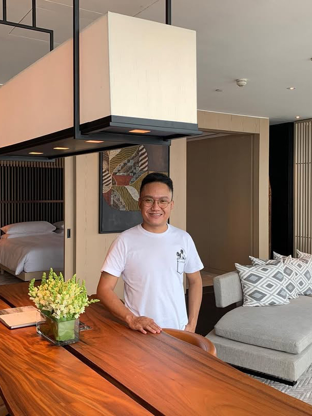 Menginap di Park Hyatt Jakarta benar-benar jadi salah satu pengalaman staycation terbaik yang pernah saya rasakan di Jakarta. Begitu masuk ke area lobby, suasananya langsung terasa mewah, tenang, dan private. Pelayanannya juga sangat hangat dan profesional, membuat pengalaman menginap terasa spesial sejak awal.

Salah satu hal yang paling saya suka dari hotel ini adalah lokasinya yang super strategis di pusat Jakarta. Dari hotel, saya bisa dengan mudah menuju Monas untuk menikmati suasana kota, lalu malam harinya kulineran ke Jalan Sabang yang terkenal dengan banyak pilihan makanan enak. Selain itu, akses ke Sarinah, Plaza Indonesia, dan Grand Indonesia juga sangat dekat, jadi cocok sekali untuk staycation sekaligus short escape di tengah kota.

Kamarnya sendiri terasa sangat nyaman dengan desain modern elegan khas Park Hyatt. View kota Jakarta dari kamar benar-benar cantik, apalagi saat malam hari dengan lampu kota yang terlihat begitu hidup. Detail di dalam kamar juga terasa premium dan membuat saya betah berlama-lama di kamar.

Fasilitas hotelnya menurut saya sangat lengkap, terutama wellness center-nya. Area gym memiliki peralatan yang modern dan lengkap, ditambah suasana yang nyaman untuk olahraga. Saya juga sangat menikmati fasilitas sauna, steam room, dan kolam renangnya yang memberikan pengalaman relaksasi maksimal setelah seharian beraktivitas. Ambience wellness area-nya terasa eksklusif dan menenangkan.

Bagian favorit lainnya tentu saja sarapannya. Pilihan makanannya sangat beragam, mulai dari menu Indonesia hingga western breakfast dengan kualitas rasa yang menurut saya luar biasa. Semua makanan terasa fresh dan disajikan dengan sangat baik. Pelayanannya juga attentive tanpa terasa berlebihan, membuat pengalaman breakfast jadi semakin menyenangkan.

Secara keseluruhan, Park Hyatt Jakarta menurut saya bukan hanya sekadar hotel mewah, tetapi juga tempat yang memberikan pengalaman menginap yang nyaman, tenang, dan berkesan. Cocok untuk staycation romantis, quality time bersama keluarga, maupun business trip dengan fasilitas premium di tengah kota Jakarta.


#jakartaview #reviewhotel #parkhyatt #staycation 