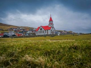​[Faroe Islands · Wind Diary] "A Spontaneous Pit Stop: Conquered by the Wind and Rain at Sandavágur's Red-Roofed Church & Leynasandur's Black Sand Beach".