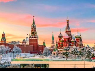 รัสเซีย 🇷🇺 เป็นประเทศที่มีความยิ่งใหญ่ทั้งด้านธรรมชาติ วัฒนธรรม และสถาปัตยกรรมที่โดดเด่นไม่เหมือนที่ใดในโลก โดยเฉพาะช่วงฤดูหนาวที่ทั้งประเทศถูกปกคลุมด้วยหิมะสีขาว สร้างบรรยากาศเหมือนหลุดเข้าไปในโลกแห่งเทพนิยาย ❄️

มอสโกคือศูนย์กลางที่เต็มไปด้วยพลังและความยิ่งใหญ่ Red Square และ St. Basil’s Cathedral โดดเด่นด้วยโดมสีสดใส เมื่อหิมะตกลงมาจะยิ่งเพิ่มความขลังและความสวยงามแบบคลาสสิก ยามค่ำคืนแสงไฟจากเมืองสะท้อนกับหิมะทำให้ทั้งเมืองดูมีชีวิตชีวา

Saint Petersburg คือเมืองแห่งศิลปะและความโรแมนติก เต็มไปด้วยพระราชวัง Hermitage และคลองน้ำที่ทอดยาว เมื่อเข้าสู่ฤดูหนาว หิมะจะปกคลุมอาคารเก่าแก่จนกลายเป็นภาพเมืองยุโรปย้อนยุคที่งดงามมาก

Lake Baikal คือความมหัศจรรย์ทางธรรมชาติ น้ำแข็งใสจนมองเห็นความลึกของทะเลสาบ รอยแตกบนผิวน้ำแข็งเป็นลวดลายธรรมชาติที่สวยเหมือนกระจกยักษ์กลางไซบีเรีย

Trans-Siberian Railway คือเส้นทางรถไฟที่ยาวที่สุดในโลก พาผ่านป่าหิมะและภูมิประเทศอันกว้างใหญ่สุดสายตา ให้ความรู้สึกของการเดินทางที่ไม่มีที่สิ้นสุด

Sochi คือเมืองตากอากาศริมทะเลดำ ที่สามารถเห็นทั้งภูเขาหิมะและทะเลได้ในที่เดียว เป็นภาพที่หาชมได้ยากมากในโลก

รัสเซียจึงเป็นดินแดนที่ผสมผสานความยิ่งใหญ่ ความหนาวเย็น และความงดงามไว้ในประเทศเดียวอย่างสมบูรณ์แบบ 🌍✨❄️
