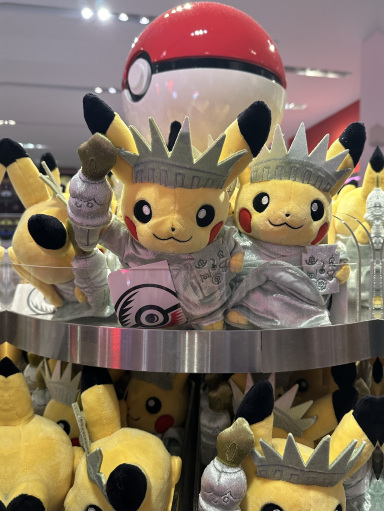 【激レア】ニューヨーク限定ピカチュウ ポケモンセンターPokemon自由の女神 Nintendo NYCの自由の女神ピカチュウ！ : r/pokeplush