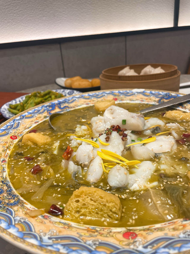 尋找魚的鮮味🐟超足料金湯酸菜魚！