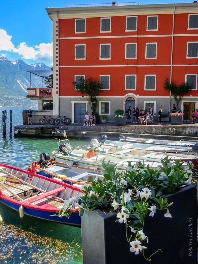 🏞 Borghi: A Tranquil Italian Village of Stone and Tradition 🇮🇹✨