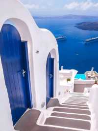 🌅 Santorini: The Iconic Island of White Domes, Blue Seas, and Timeless Romance 🇬🇷✨